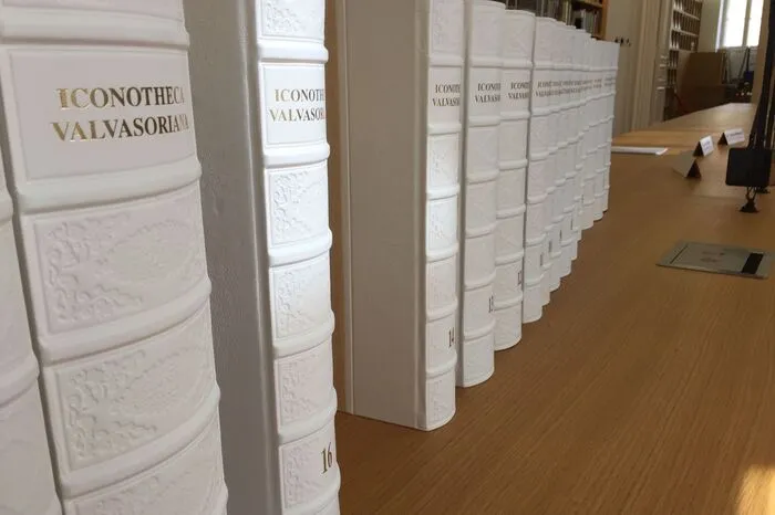Die Iconotheka Valvasoriana ist die Faksimile-Sammlung, die vor Jahren im Auftrag der Slowenischen Akademie der Wissenschaft und Künste hergestellt wurde. Der Wert des Werks bleibt unbekannt.