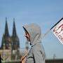 Demonstranten warten in Köln auf Erdogan