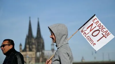 Demonstranten warten in Köln auf Erdogan