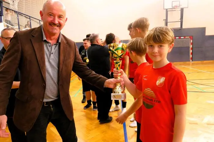Für die Durchführung dieses bereits 42. Fußballturniers zeichnete die Feuerwehr Neudorf bei Ilz unter der Organisation von Oberbrandinspektor Harry Burton mit seiner Mannschaft verantwortlich.