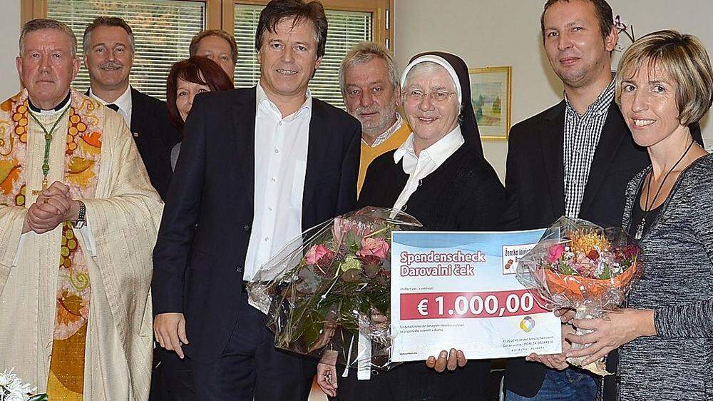 Schwester Regina (Mitte) freute sich sehr über den Scheck in der Höhe von 1000 Euro 