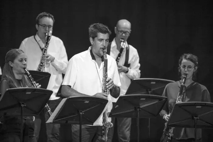 Mit großer Begeisterung und Standing Ovations wurde vom Publikum das breit gestreute Programm quer durch die Musikgeschichte, von der Klassik bis zu Joe Zavinul, aufgenommen