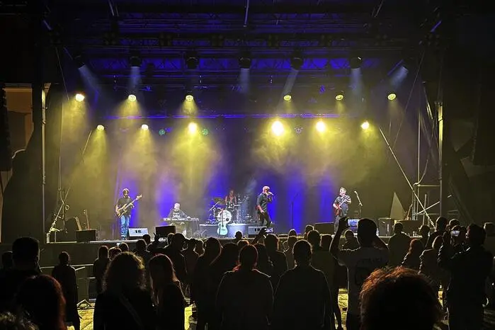 Ergänzt wurde das Programm durch ausgewählte Klassiker aus den frühen Jahren der Band mit der ausdrucksstarken Stimme von Ralph Strassner und rockig-harmonischen Akzenten.