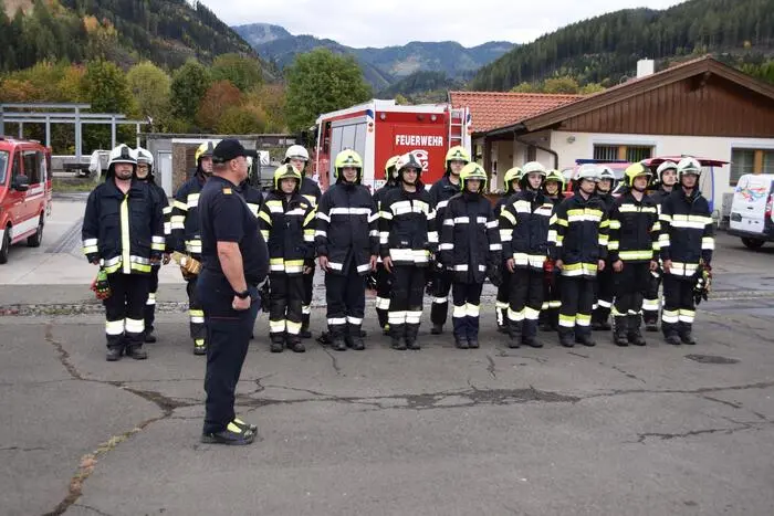 Am Vormittag standen in Trofaiach die Stationen Entstehungsbrandbekämpfung, Schaumangriff und tragbare Leitern auf dem Ausbildungsprogramm. Dabei wurden die Grundlagen der Brandbekämpfung vermittelt und der sichere Umgang mit den verschiedenen Einsatzgeräten trainiert.