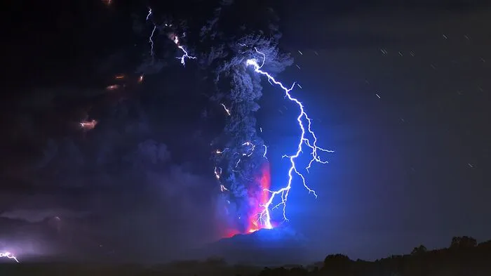Einem Blitzschlag muss nicht immer ein Gewitter vorausgehen, auch ein Vulkan kann bei einem Ausbruch Blitze erzeugen. Die erste Tranche entsteht durch elektrische Entladungen beim Vulkanauswurf während der Explosion. Phase zwei wird durch aufgeladene Teilchen innerhalb der Rauchfahne ausgelöst. Nebenstehende Aufnahme zeigt einen Blitz beim Ausbruch des chilenischen Vulkans Calbuco im April 2015.