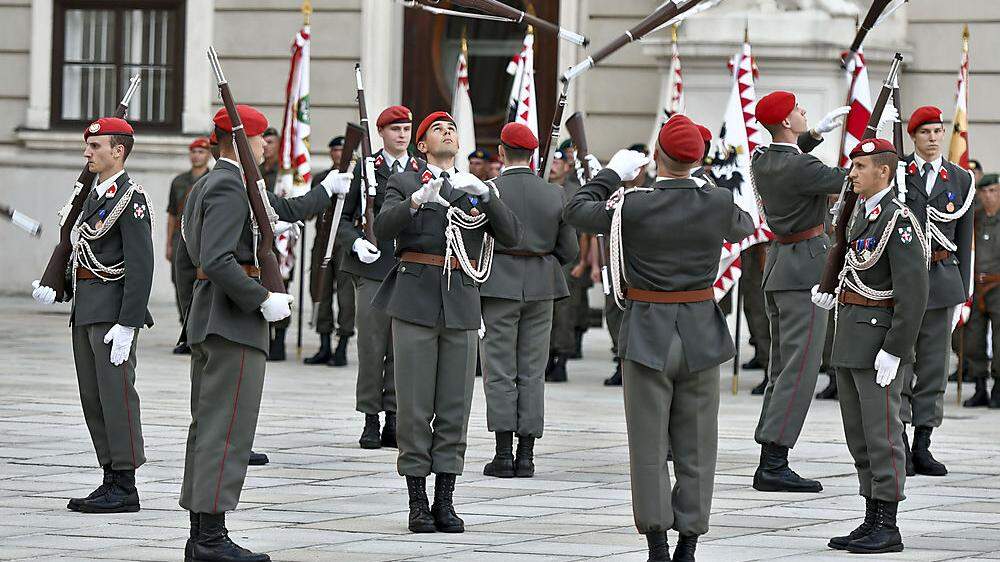 Die Mitglieder der Garde des österreichischen Bundesheeres während eines militärischen Festakts in der Wiener Hofburg 
