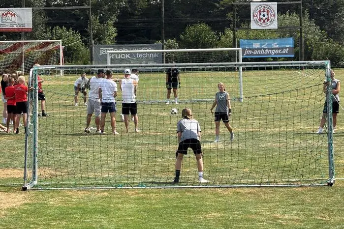 Obmann Hannes Rathgeber und das Organisationsteam rund um Kevin Kollegger mit Manuel Lafer gratulierten „Die Ex Ottis“ zum Gesamtsieg, gefolgt von „Der Fette und die starken Männer“ und „Ballern bis die Kiste wackelt“