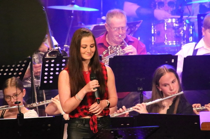 Es wurde begeistert mitgeklatscht und donnernder Applaus belohnte die Musiker. Auch die BKO selbst, teilweise gepaart mit der Stimme von Melanie Pagger, begeisterte das Publikum. Durch das Programm führte in schwungvoll-charmanter Weise Anja Zalar. Die musikalische Leitung des Abends oblag Franz Steiner.