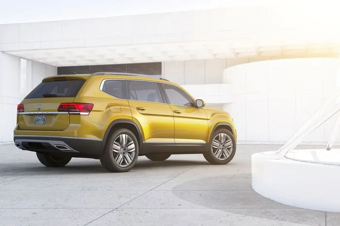 Angeboten wird das SUV mit 2-Liter-Vierzylinder-Benziner mit Direkteinspritzung, Turboaufladung und 238 PS sowie ein 3,6-Liter-VR6-Otto mit 280 PS. Beide Motoren übertragen die Kraft über ein Achtgang-Getriebe.