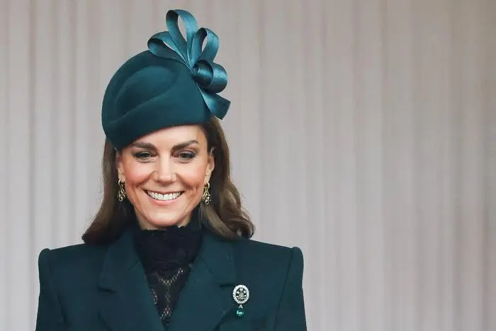 Ein besonderes Detail: An ihrem Mantel trug Kate eine Brosche, die einst Prinzessin Diana gehörte