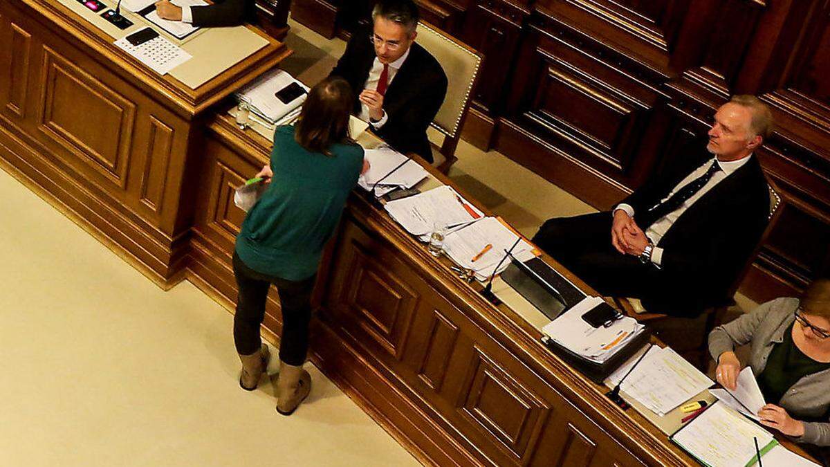 Blick in die Gemeindestube bei der Budget-Debatte. Kurt Hohensinner (l.) führte mit Manuela Wutte nach deren Rede ein klärendes Gespräch 