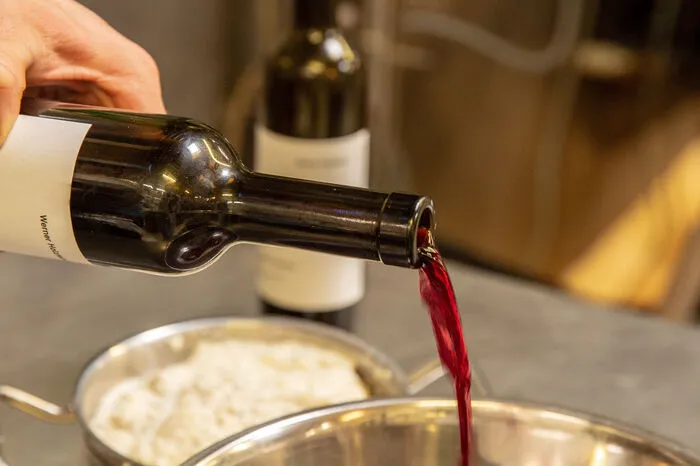 Zweigelt Cabernet Cuvee aus Kötschach für die besondere Würze in der Schokolade.