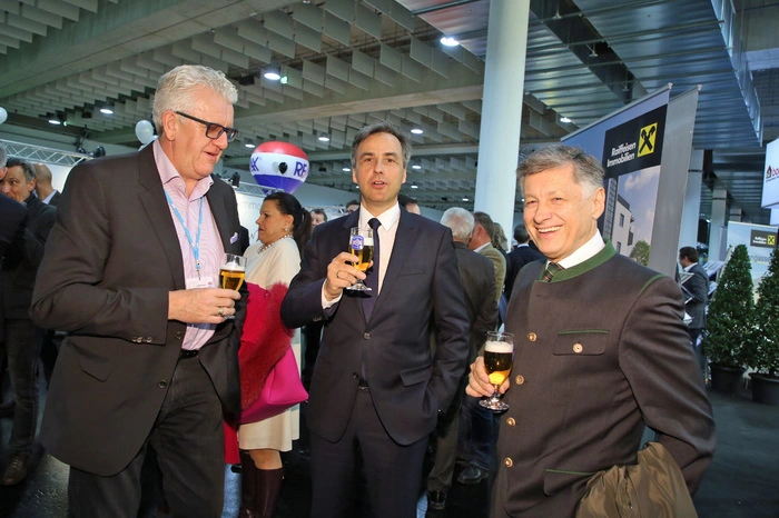 Gerald Gollenz und Siegfried Nagl stießen mit dem 3. Landtagspräsidenten Gerhard Kurzmann an