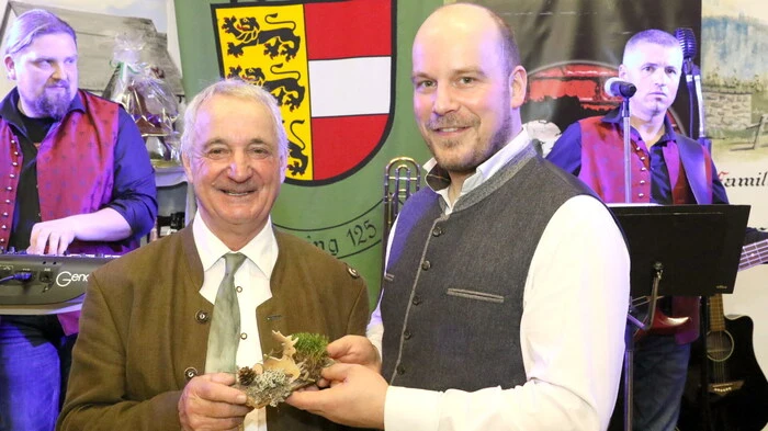 Eine mit schwungvollen Tänzerinnen und Tänzern volle Tanzfläche und dichtes Gedränge an den Theken: So präsentierte sich am Samstag der Ingolsthaler  Jägerball im örtlichen Kulturhaus, zu dem der örtliche Jagdverein unter Obmann Friedrich Bergner und Stellvertreter Josef Eichhöbl (von rechts) geladen hatte. 