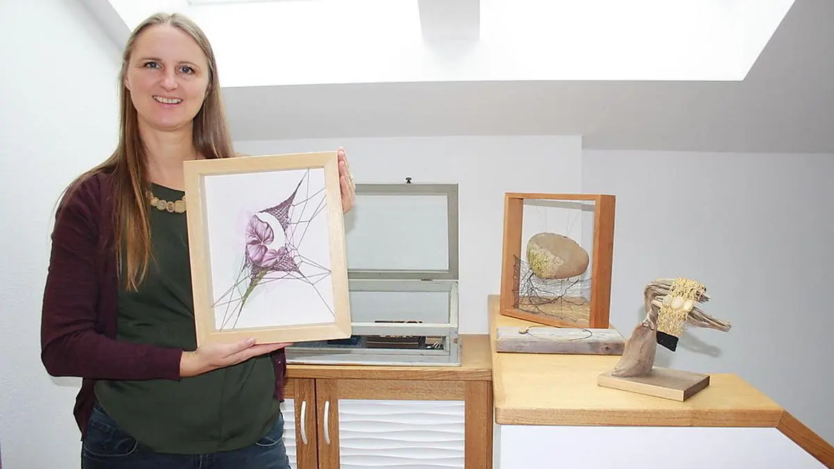 Melina Kumer mit einer ihrer jüngsten Arbeiten in der Hand, rechts im Bild ein gehäkeltes Armband