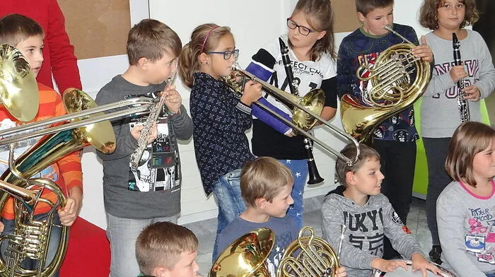 Die Schüler der Volksschule Lavamünd freuen sich über ihre Instrumente. Diese können sie auch mit nach Hause nehmen