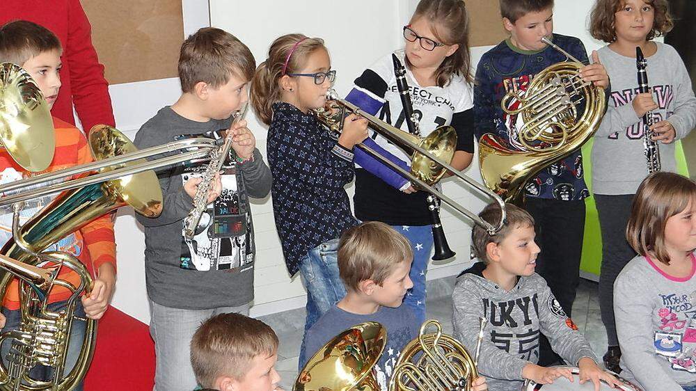 Die Schüler der Volksschule Lavamünd freuen sich über ihre Instrumente. Diese können sie auch mit nach Hause nehmen