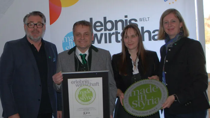 Verleihung des Gütesiegels "Erlebniswelt Wirtschaft" durch Landesrätin Barbara Eibinger-Miedl und Eberhard Schrempf (Creative Industries Styria) an Andrea und Gerald Resch