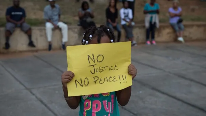 Mit den Worten "Keine Gerechtigkeit. Kein Frieden" oder "Nicht schießen" auf Plakate gemalt protestierten letzte Nacht wieder mehrere hunderte Demonstranten in Charleston im US-Bundesstaat North Carolina.
