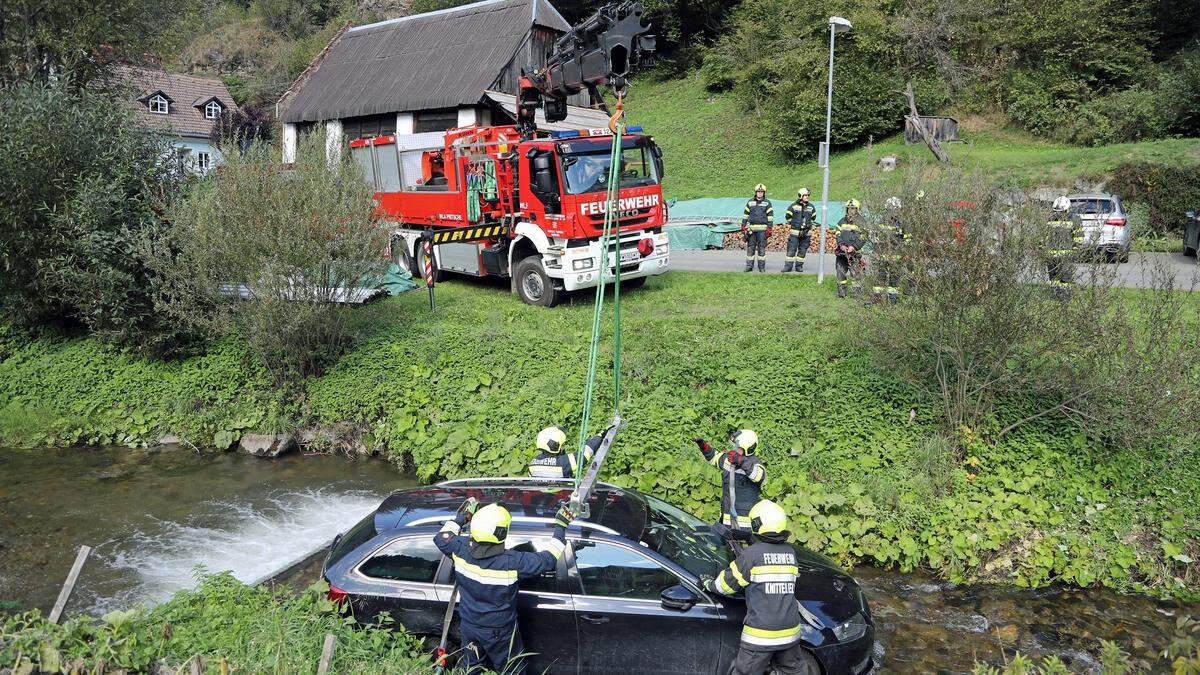 Das Auto musste mittels Kranwagen geborgen werden