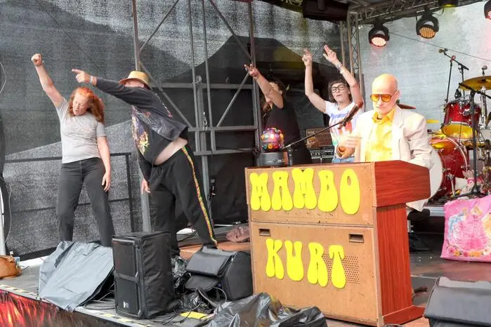  Viel Beifall gab es jedoch auch für die Gruppe „Sakura“. Auch mit „Mambo Kurt“ (Foto), einem Musiker und Arzt aus Deutschland, hat man heuer eine gute Auswahl getroffen. Er holte für einen Song gleich mehrere Tänzerinnen und Tänzer auf die Bühne. 