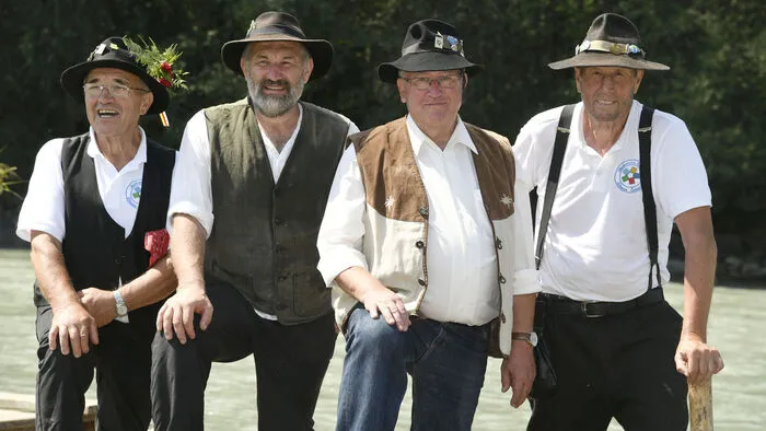 Johann Kuhn, Thomas Kipp aus Schiltach im Schwarzwald, Baldramsdorfs Bürgermeister Heinz Gerber und Flößerobmann Bürgermeister Wilfried Pichler aus Sachsenburg.