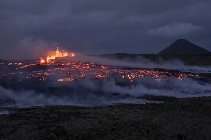 Die Eruption sieht dabei nicht so aus, wie man sich einen klassischen Vulkanausbruch vorstellt: Statt eines massiven Lavastroms, der aus einem kegelförmigen Vulkan in die Höhe schießt, sprudelte die Lava vielmehr aus einem länglichen Riss in der Erde hervor. Diese Art von Ausbruch wird auch als Spalteneruption bezeichnet. Sie führt in der Regel nicht zu großen Explosionen oder riesigen Aschesäulen.