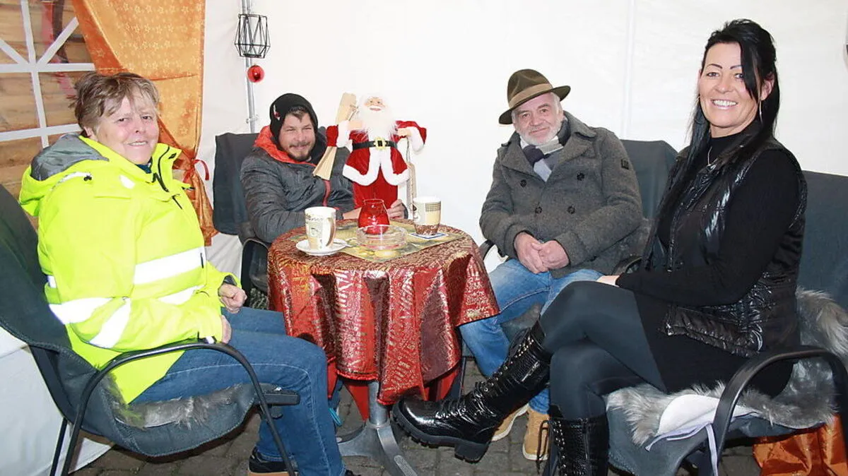 "da Capo"-Wirtin Brigitte Katnik mit ihren Gästen Oswald, David und Agatha (von rechts)