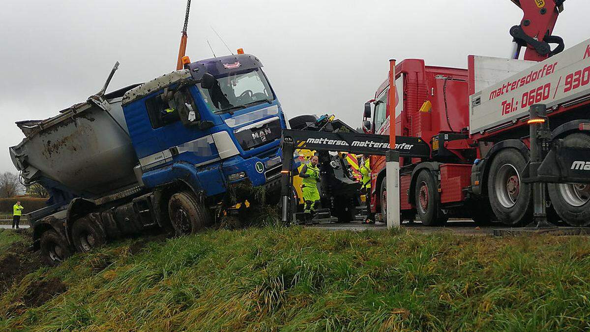 Lkw-Unfall zwischen Wieting und Klein St. Paul: Das Schwerfahrzeug musste mit schwerem Gerät auf die Straße gezogen werden