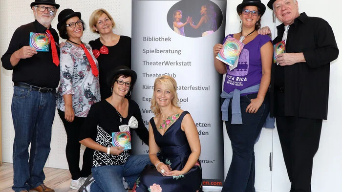 Das TheaterServiceTeam von links: Walter Seljak (Kassier), Hannelore Fradler (Obfrau), Christina Jonke, Martina Stroissnig-Printschler (Geschäftsführerin), Monika Schmiedinger, Romy Schmid (Schriftführerin) und Herbert Murero (Obmann-Stellvertreter).