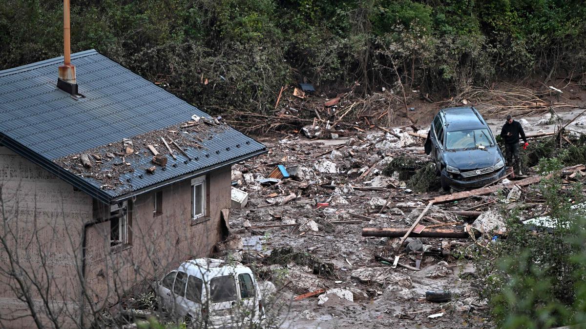 Enorme Schäden in Donja Jablanica (etwa 50 Kilometer südwestlich von Sarajevo) nach der Überflutung am 4. Oktober.  Die Suche nach Dutzenden von Menschen, die bei den Überschwemmungen, die in Bosnien mindestens 18 Menschenleben gefordert haben, vermisst werden, wurde am 6. Oktober fortgesetzt, nachdem sintflutartige Regenfälle Städte überschwemmt und Erdrutsche ausgelöst hatten.