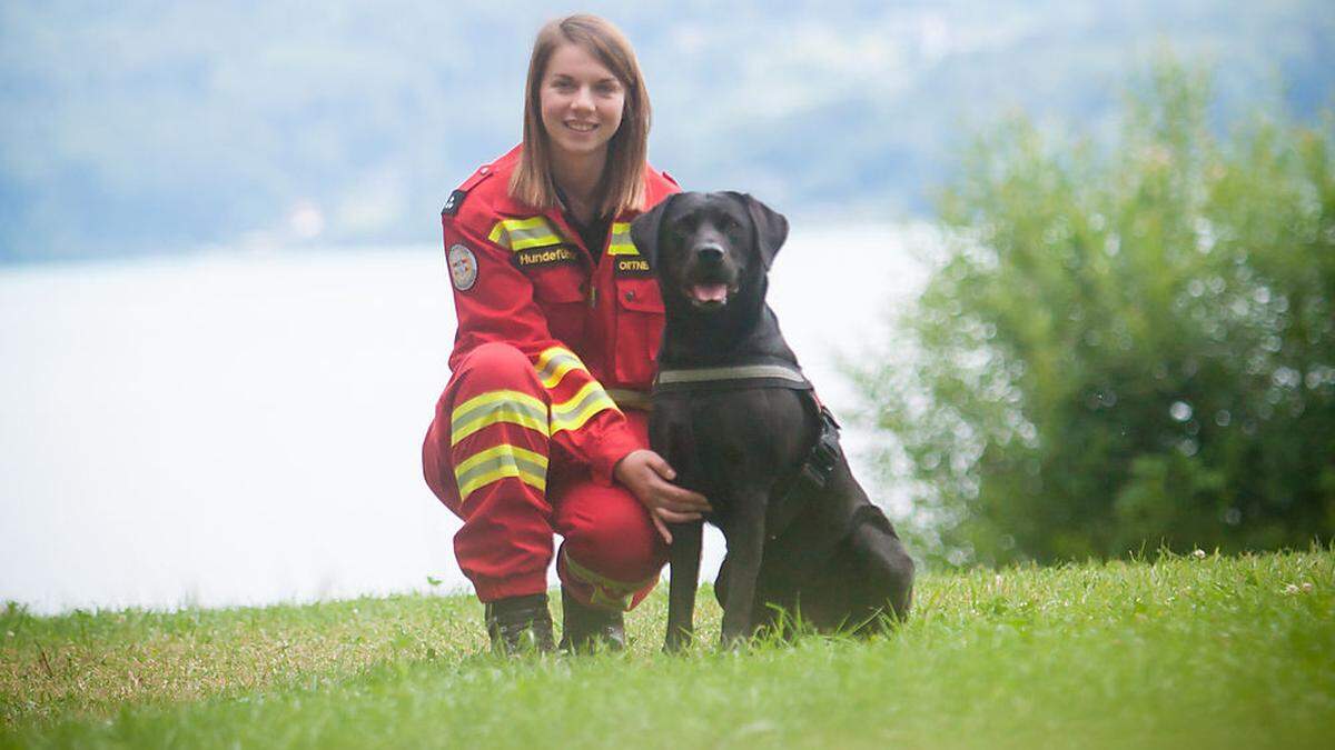 Nadine Ortner rückt seit zwei Jahren mit ihrem Hund „Mailo“ aus 