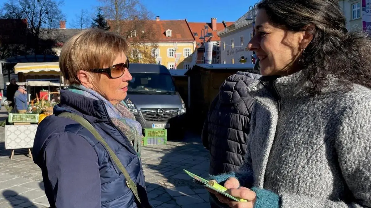 Sandra Krautwaschl führt viele Gespräche mit den Besucherinnen und Besuchern des Bauernmarkts