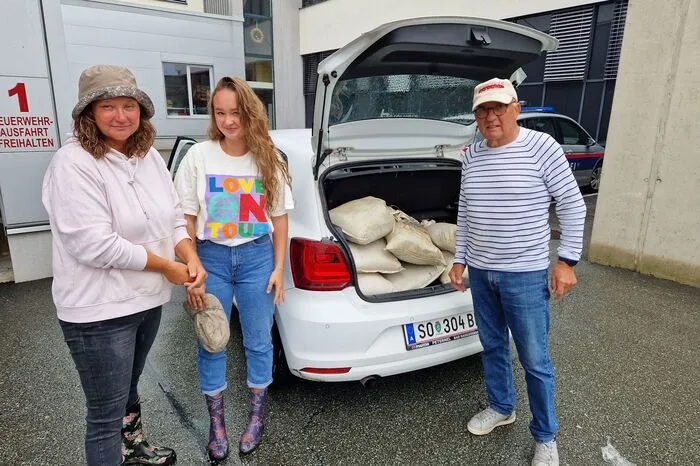 Die Familie Gaber aus Mitterling versorgt sich auch mit einer Pkw-Ladung Sandsäcken