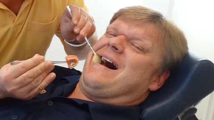 Günther Gaber ist Obmann des Gleichenberger Narrenkartells, das im Februar ein Jubiläum nach Faschingstradition feiert: Die 33. Faschingssitzung. Seit Jahren ist das Narrenkartell Stammgast bei „Narrisch guat“ im ORF. Die meisten Sketches schreibt Gaber selbst. Hier können Sie abstimmen!