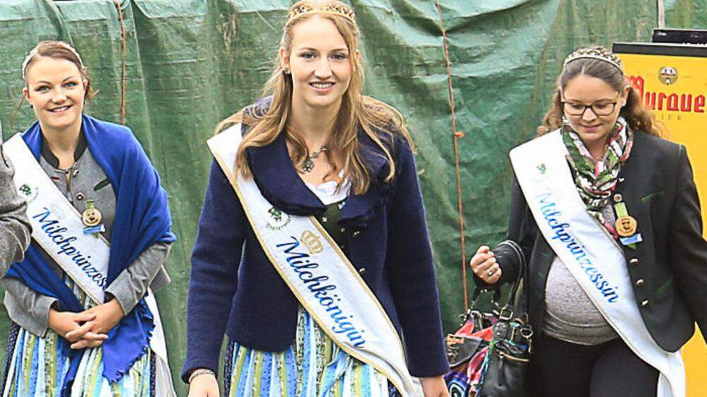 Milchkönigin Doris Haissl (Mitte) kam am Samstag als Lebensretterin zum Milchfest