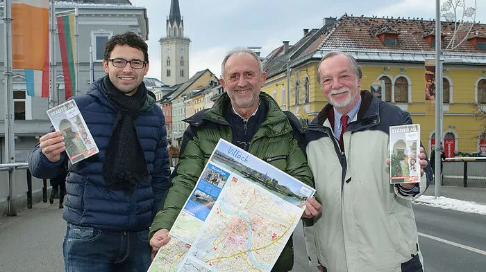 Andreas Kuchler und Gerhard Stroitz vom Tourismusverband Villach mit Übersetzer Ivan Lukan mit dem neuen Stadtplan