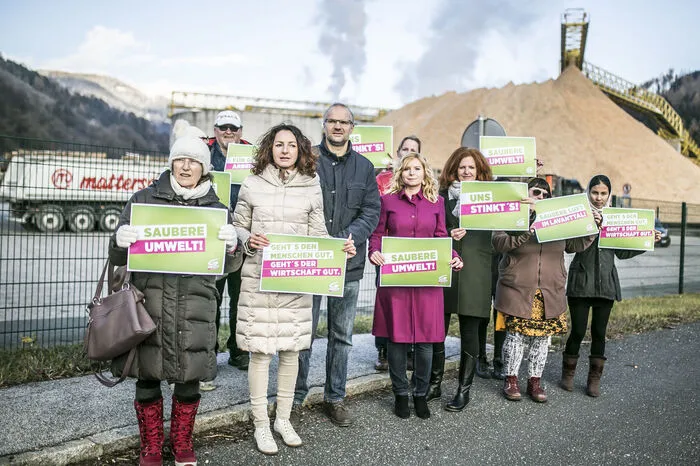 Etwa zwölf Personen sind Montagnachmittag vor der Mondi erschienen und damit dem Protestaufruf der Grünen Wolfsberg gefolgt. Der Grund: „Uns stinkt’s“ – wie es die Partei über den Facebook-Aufruf formulierte.