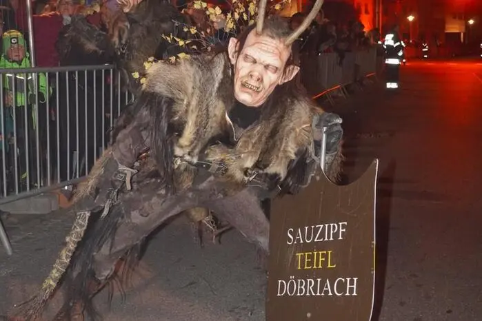 Am Samstagabend verwandelte sich der Hauptplatz in Döbriach erneut in eine Bühne für das traditionelle Teifltreffen der Döbriacher Sauzipfteifl. Der Verein, der im Jahr 2000 gegründet wurde, feierte heuer sein 25-jähriges Bestehen
