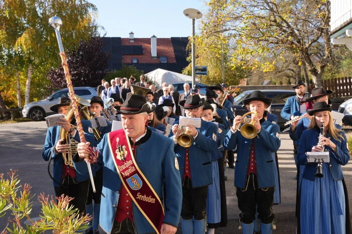 Die Trachtenkapelle Seeboden unter Kapellmeister Gerald Schwager spielt auf.