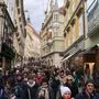 Menschenauflauf in der Sporgasse