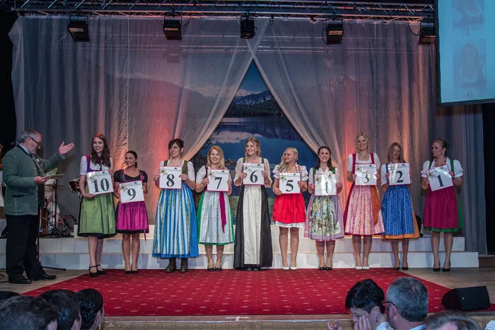  ... zehn Kandidatinnen stellten sich am Samstagabend der Wahl zur Narzissenkönigin 2016.