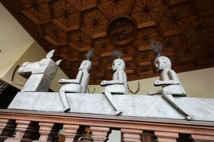 Zahlreiche Reisesouvenirs, wie diese Skulptur aus Timor, haben im Schloss ihren Platz gefunden.
