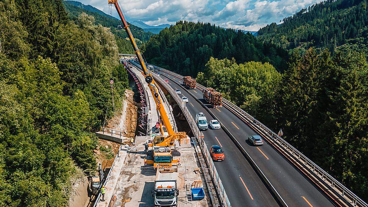Die Arbeiten auf dem Autobahnübergang Steinbrückenbach laufen auf Hochtouren