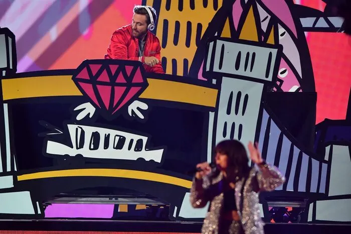 ...der mit der britischen Sängerin Charli XCX (rechts) eine tolle Show bot.