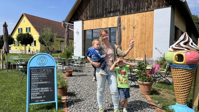 Teresa Kriegler vor ihrer „Blaumeise Bio-Eis“-Diele mit ihren Söhnen Oskar (am Arm) und Heinrich