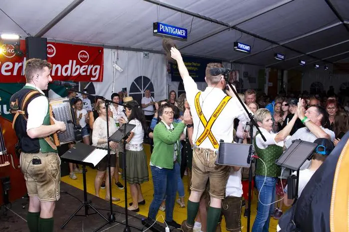 Trotz des Wetters war das Fest dabei gut besucht, insbesondere das Kinderprogramm mit eigenem Kinderlieder-Medley stellte sich als großer Erfolg heraus