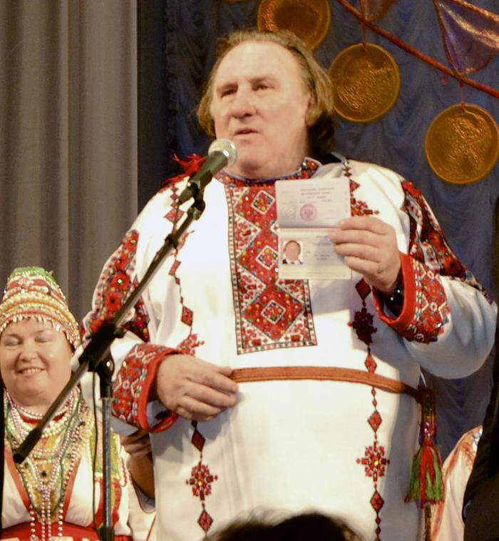 Depardieu in folkloristischer Kleidung und mit russischem Pass 2013