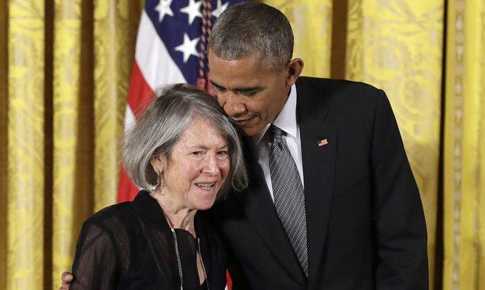 Nobelpreisträger unter sich: Der frühere US-Präsident Barack Obama 2015 mit Louise Glück. 