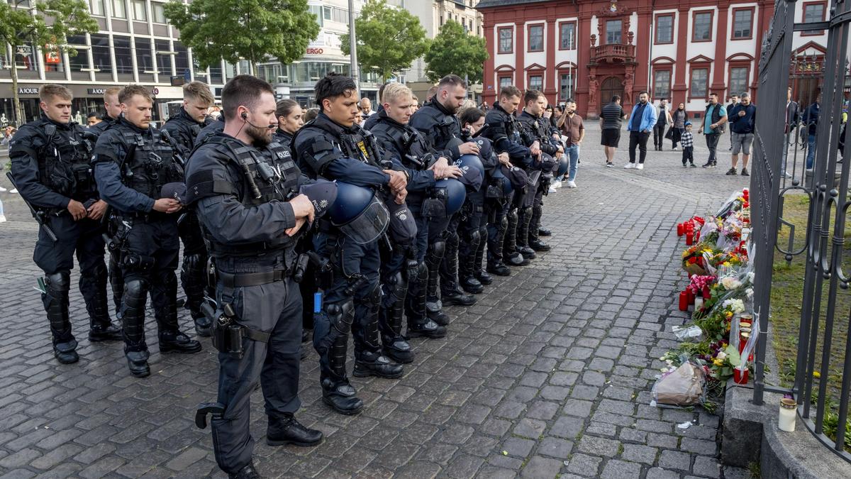 Deutsche Polizeibeamte gedenken des getöteten Kollegen in Mannheim